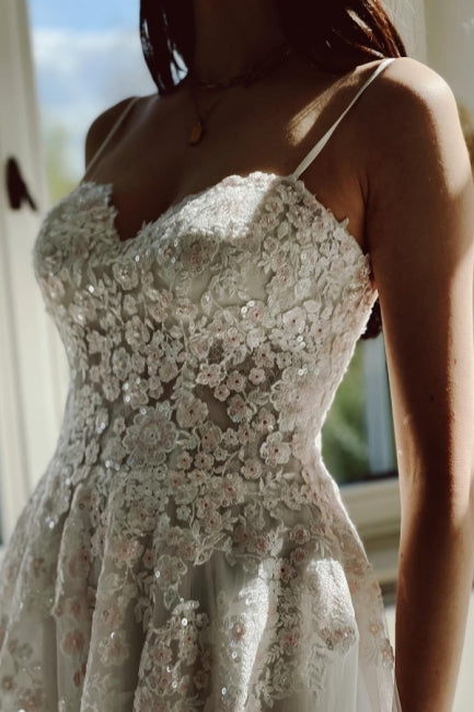 Robe de mariée en dentelle charmante, à bretelles spaghetti et coupe évasée