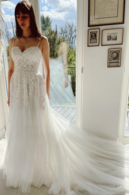 Robe de mariée en dentelle charmante, à bretelles spaghetti et coupe évasée