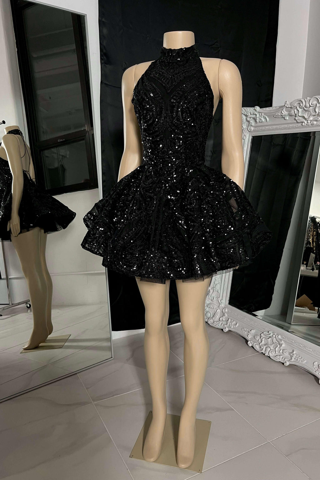Charmantes ärmelloses Mini-Abendkleid mit hohem Kragen und Perlenstickerei