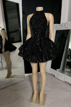 Charmantes ärmelloses Mini-Abendkleid mit hohem Kragen und Perlenstickerei