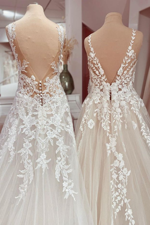 Robe de mariée longue charmante en tulle avec appliques en dentelle, coupe évasée et col en V