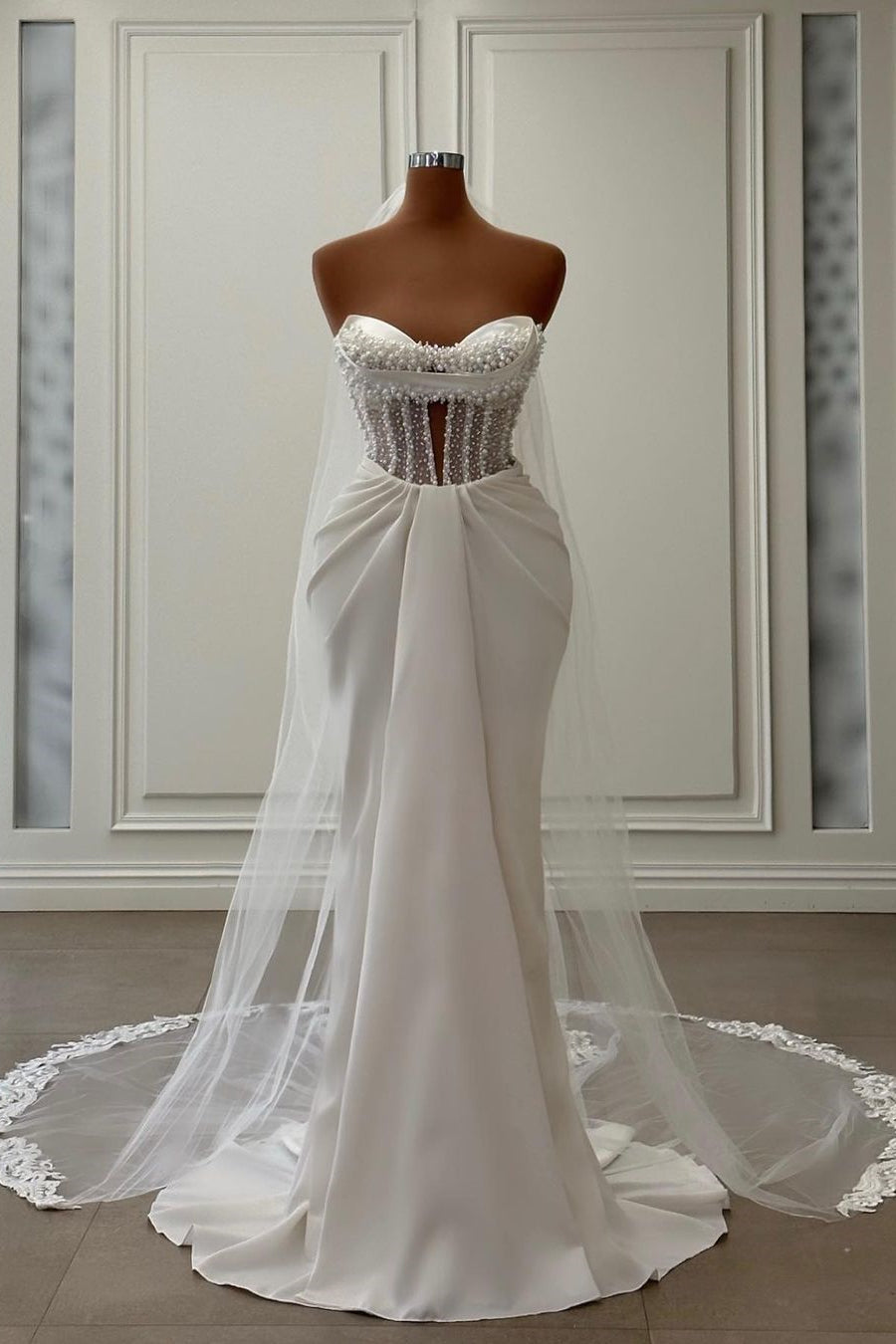Incantevole Abito da Sposa Lungo Avorio a Sirena Senza Maniche in Raso con Perle