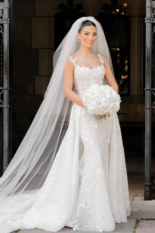 Vestido de noiva longo e charmoso em renda marfim sem mangas com cauda removível