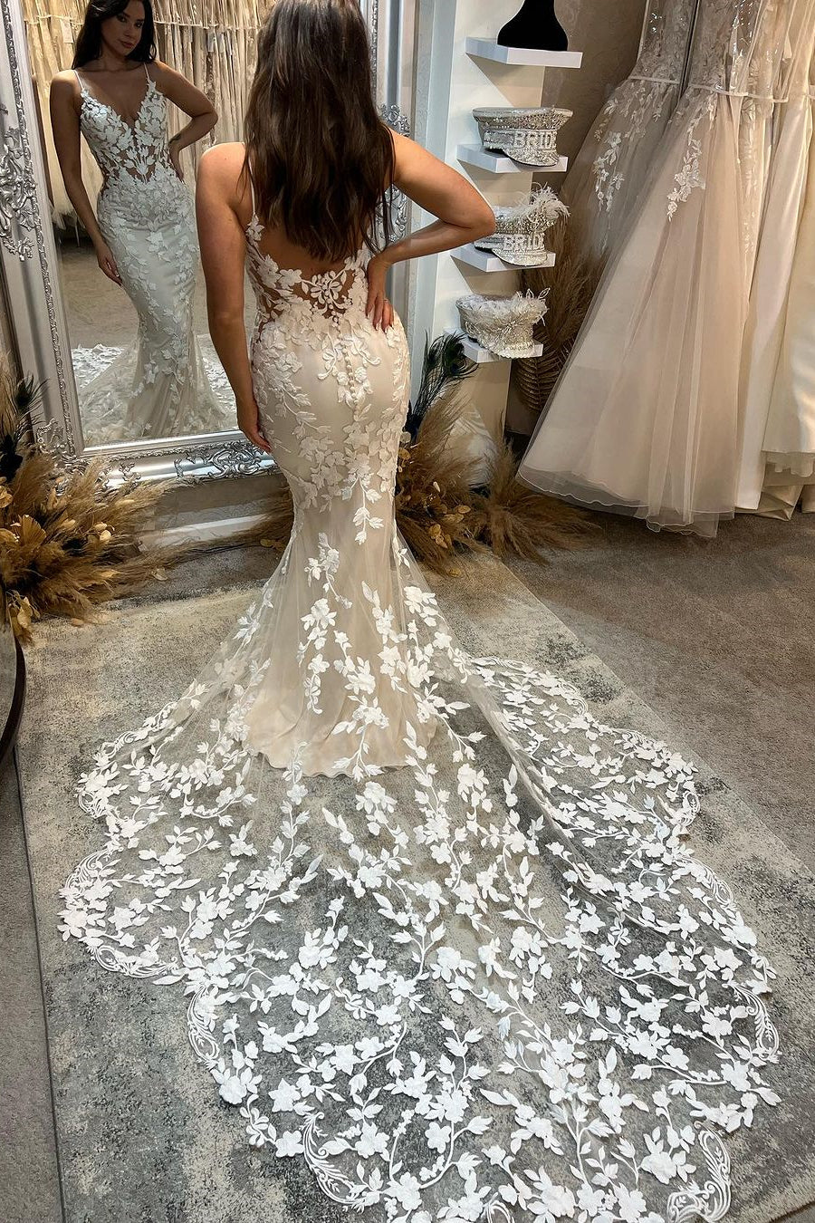 Incantevole abito da sposa lungo a sirena con spalline sottili, applicazioni e scollo a V con strascico