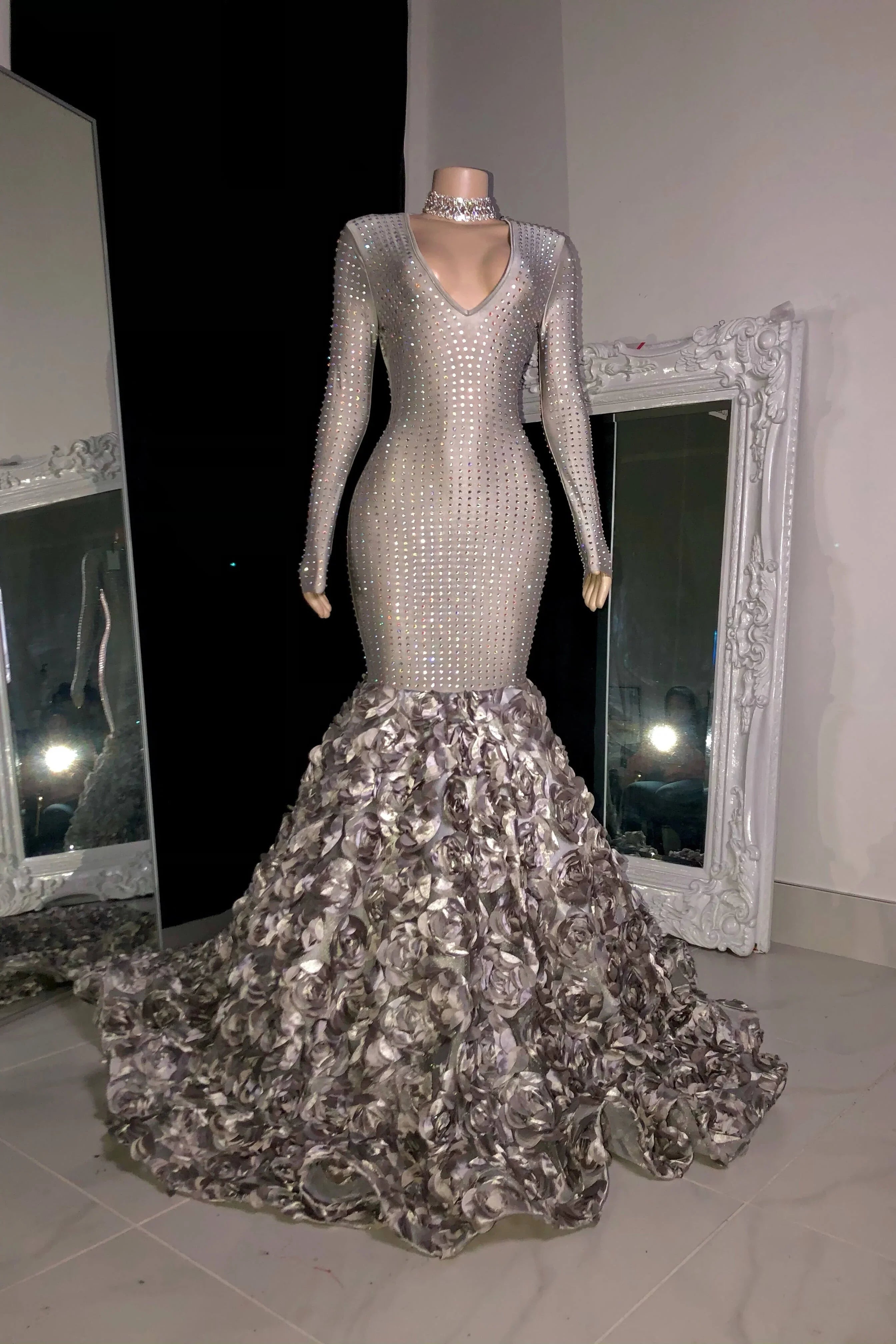 Incantevole abito lungo da sera a sirena con scollo a V e maniche lunghe, decorato con perline