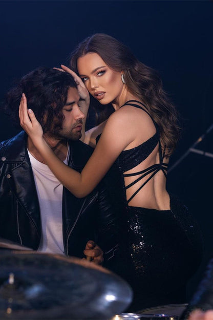 Vestido de fiesta largo estilo sirena con escote en V, tirantes finos, lentejuelas y sin mangas con abertura