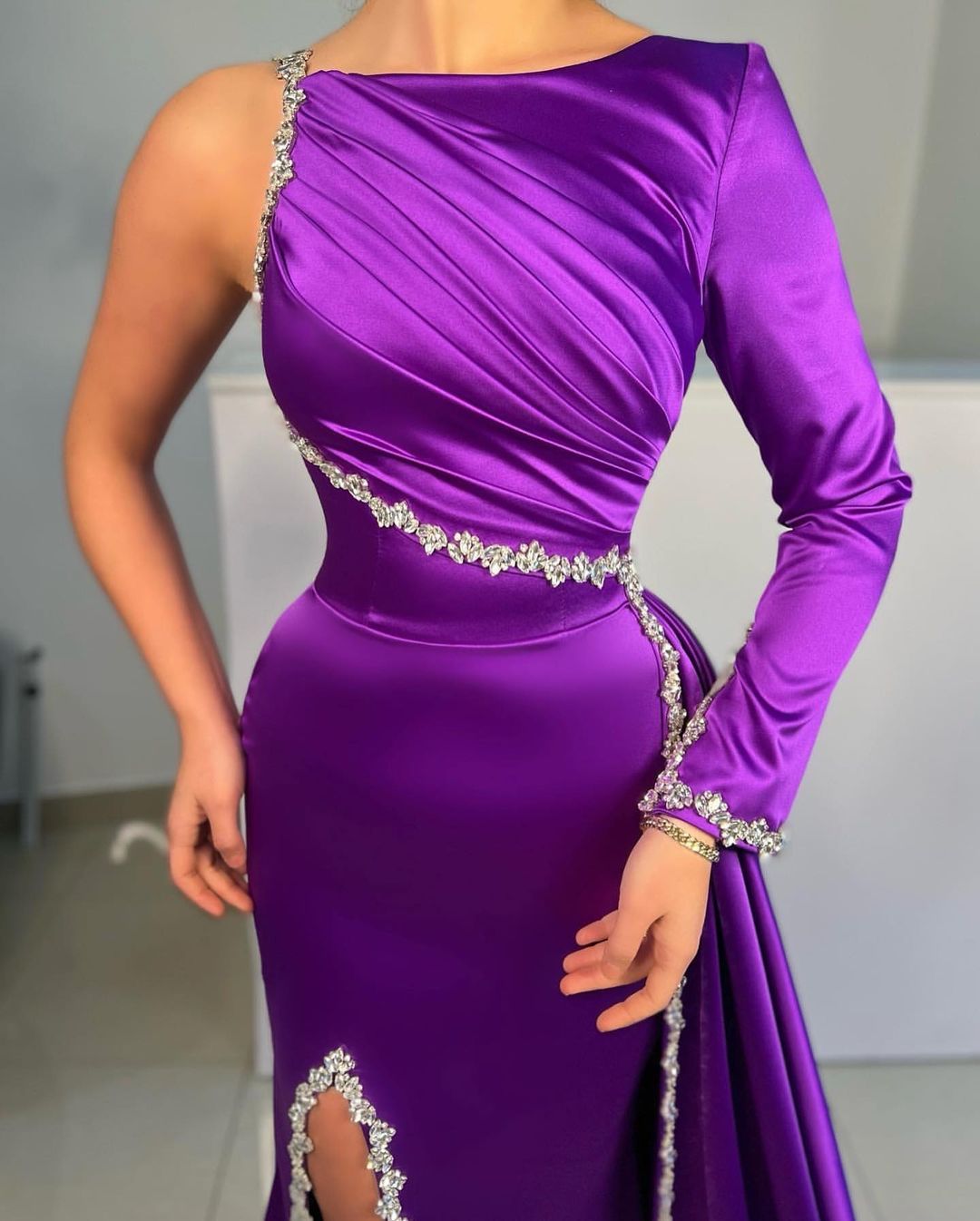 Encantadores vestidos de fiesta largos de sirena de satén morado con diamantes de imitación