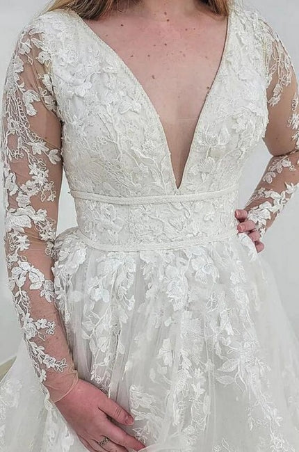 Robe de mariée charmante à manches longues, col en V, dentelle de jardin, coupe évasée