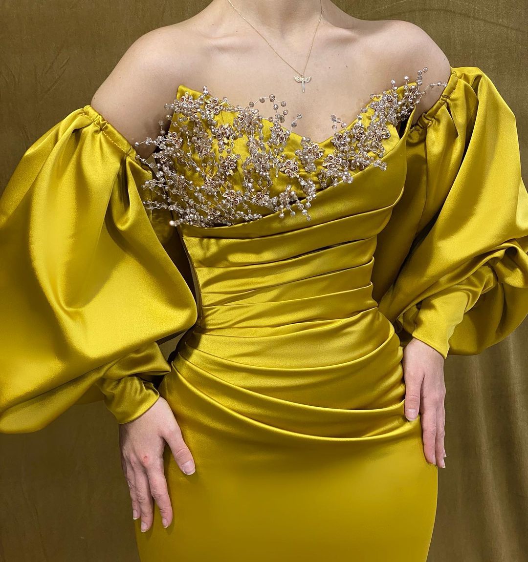 Incantevole abito lungo da sera in raso a sirena con scollo a cuore, strass e maniche lunghe