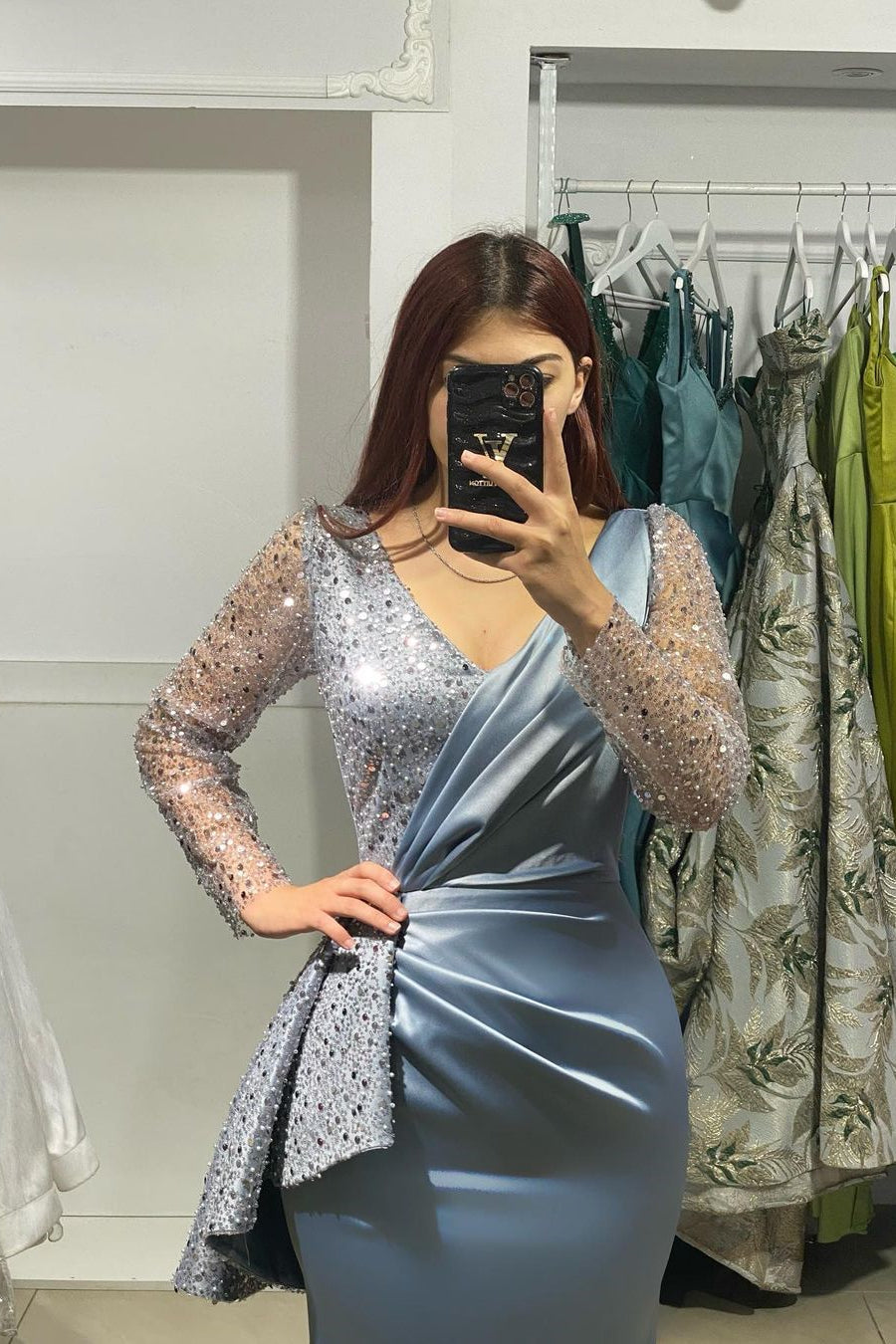 Incantevole abito da sera lungo a sirena con scollo a V e maniche lunghe, decorato con strass