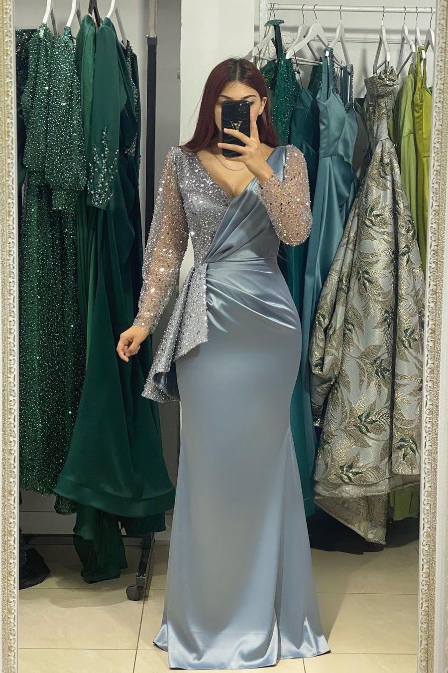 Incantevole abito da sera lungo a sirena con scollo a V e maniche lunghe, decorato con strass