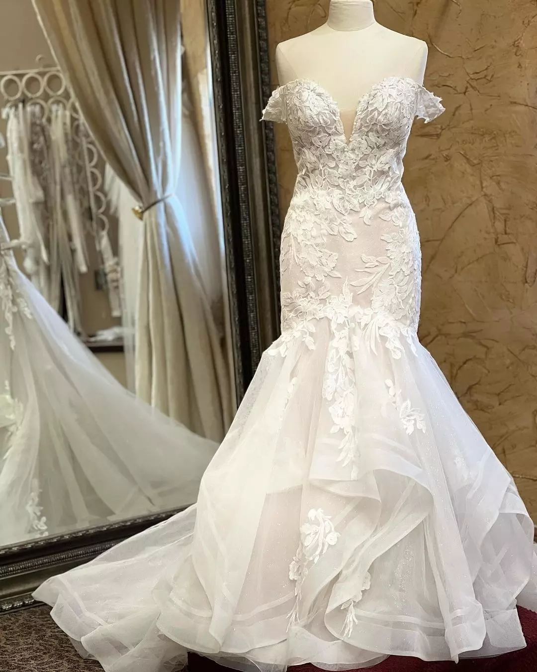 فساتين زفاف بيضاء ساحرة برقبة على شكل حرف V بدون أكمام مزينة بالتطريزات البحرية