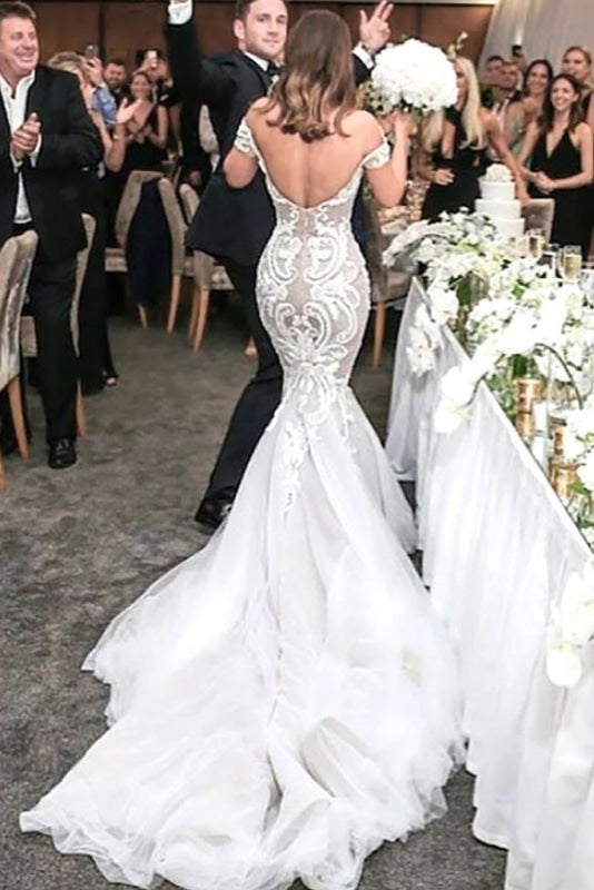 Elegante vestido de novia de encaje con cola larga y hombros descubiertos estilo sirena 