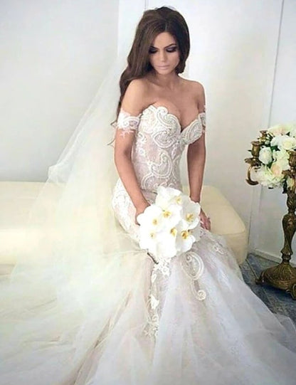 Elegante vestido de novia de encaje con cola larga y hombros descubiertos estilo sirena 