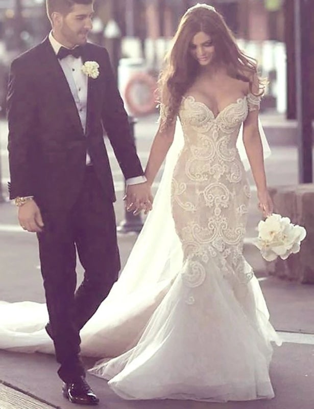 Elegante vestido de novia de encaje con cola larga y hombros descubiertos estilo sirena 