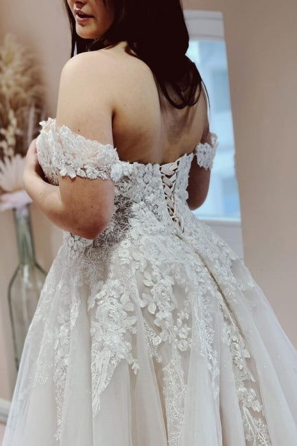 Robe de mariée charmante en dentelle et tulle, sans bretelles, décolletée et évasée