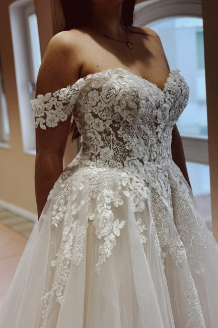 Robe de mariée charmante en dentelle et tulle, sans bretelles, décolletée et évasée