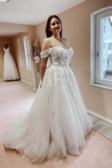 Robe de mariée charmante en dentelle et tulle, sans bretelles, décolletée et évasée