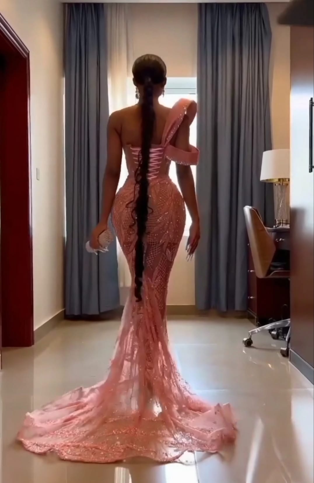 Vestido de fiesta de sirena con un solo hombro, encantador, con lentejuelas brillantes y escote en forma de corazón de perla.