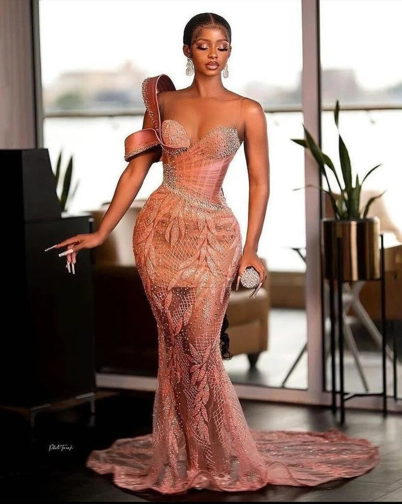 Vestido de fiesta de sirena con un solo hombro, encantador, con lentejuelas brillantes y escote en forma de corazón de perla.