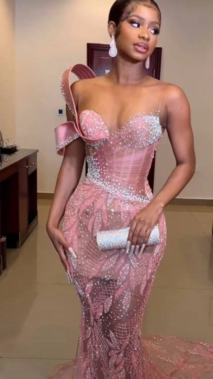 Vestido de fiesta de sirena con un solo hombro, encantador, con lentejuelas brillantes y escote en forma de corazón de perla.