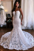 Incantevole abito da sposa sirena senza maniche con spalline sottili e gonna lunga fino a terra