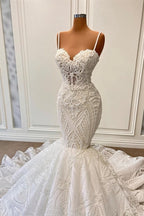 Incantevole abito da sposa a sirena senza maniche con spalline sottili e balze