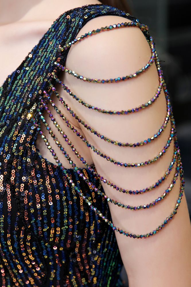 Vestido de fiesta encantador con lentejuelas brillantes y cuentas, abertura lateral y largo hasta el suelo