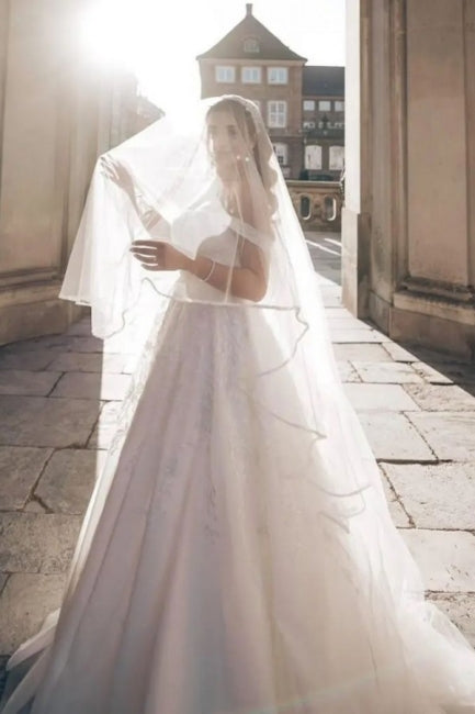 Vestido de novia encantador con tirantes al descubierto y largo hasta el suelo en forma de A