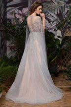 Bezauberndes bodenlanges Abend- und Partykleid aus Tüll mit glitzernden Perlen und Umhang auf der Rückseite