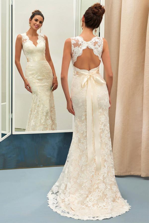 Encantador vestido de novia de encaje con escote en V y fajas