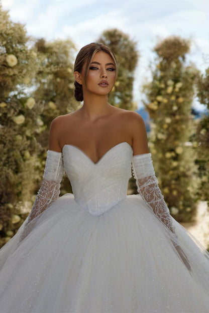 Charmantes ärmelloses Glitzer-A-Linien-Brautkleid mit V-Ausschnitt und Schleppe