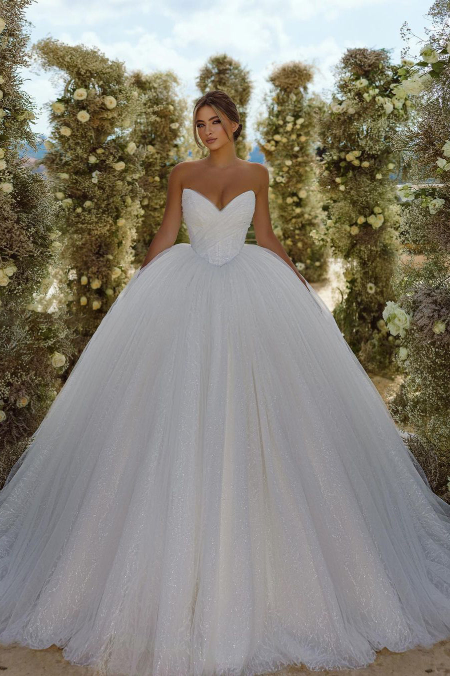 Charmantes ärmelloses Glitzer-A-Linien-Brautkleid mit V-Ausschnitt und Schleppe