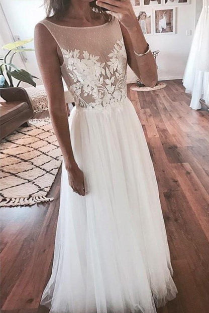 Vestido de novia transparente con apliques de encaje y tul color marfil para playa