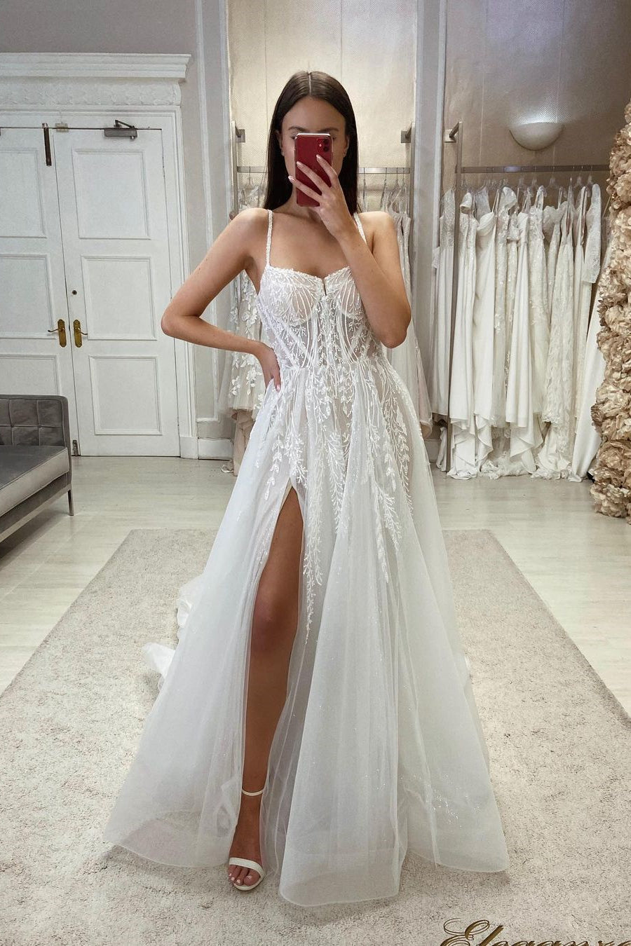 Robe de mariée chic en ligne A, bretelles fines, dentelle et tulle, sans manches, avec fente