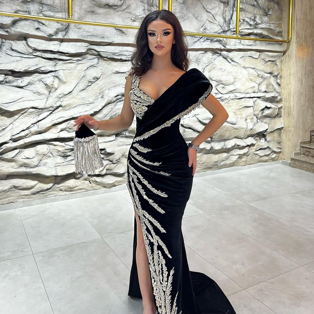 Elegante abito da sera nero lungo fino al pavimento, senza maniche, a sirena con spacco