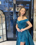 Elegante abito lungo da sera a tubino con scollo a cuore e spalle scoperte, decorato con nastri e applicazioni