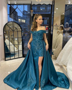 Elegante abito lungo da sera a tubino con scollo a cuore e spalle scoperte, decorato con nastri e applicazioni