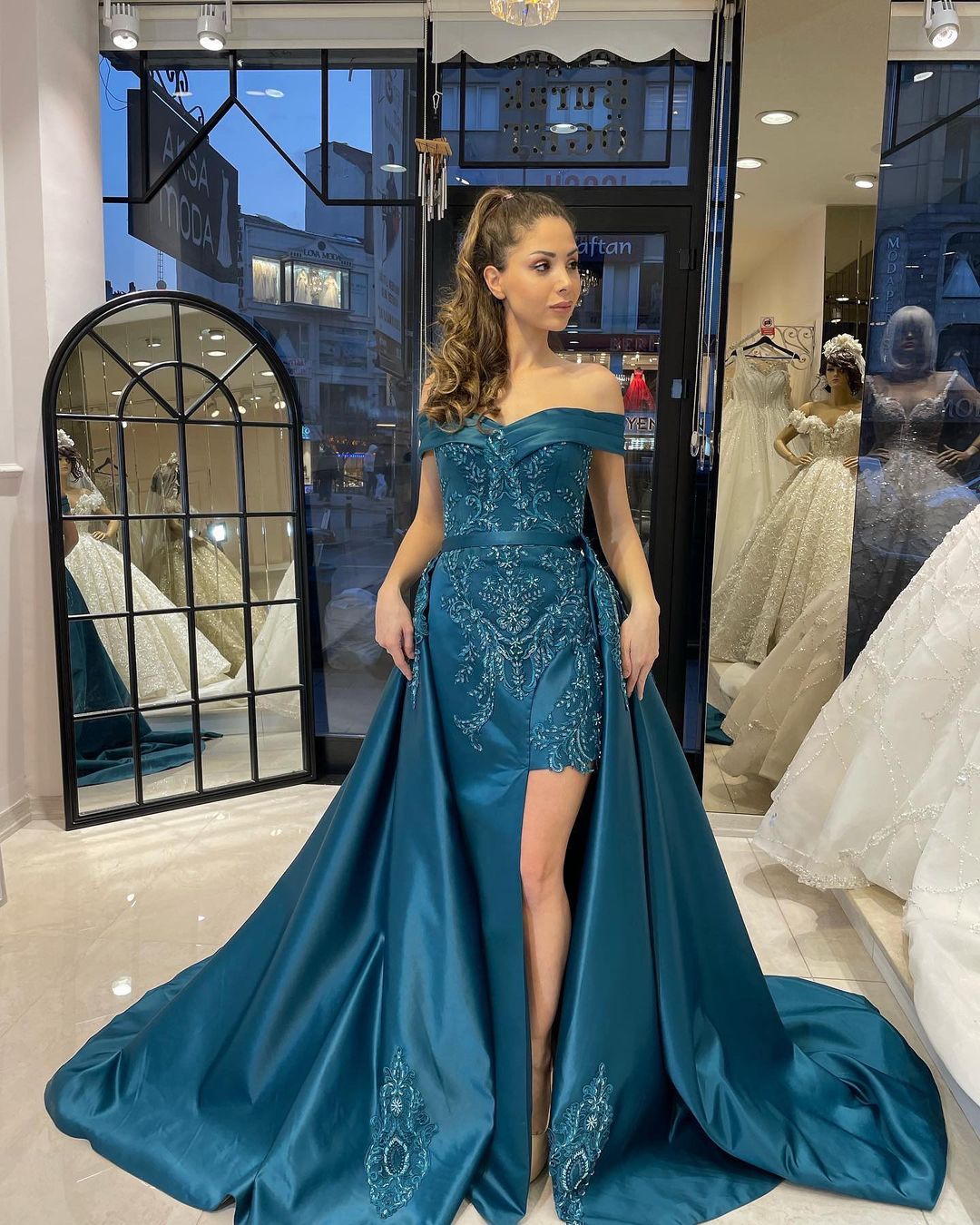 Vestido de baile elegante comprido até ao chão, com decote coração, ombros descobertos, corte justo, fita e apliques