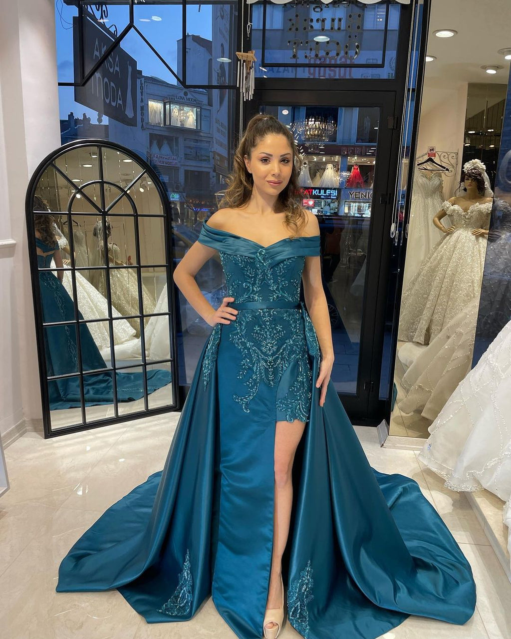 Elegante abito lungo da sera a tubino con scollo a cuore e spalle scoperte, decorato con nastri e applicazioni