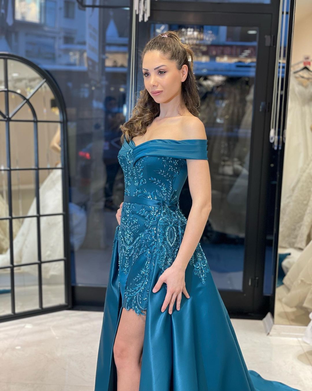 Elegante abito lungo da sera a tubino con scollo a cuore e spalle scoperte, decorato con nastri e applicazioni