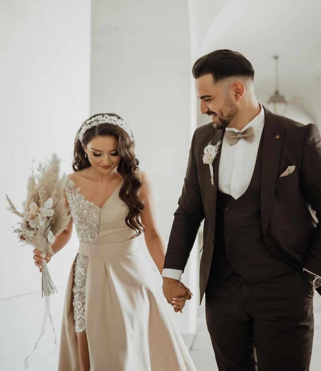 Vestido de fiesta elegante de corte A, sin mangas, con escote en forma de corazón y lentejuelas, con abertura