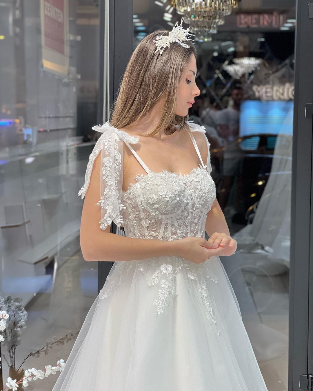 Vestido de novia elegante de tul con escote en forma de A, sin mangas, largo hasta el suelo y apliques