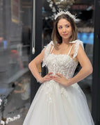 فستان زفاف أنيق بطول الأرض، بدون أكمام، بقصة على شكل حرف A، من التول، مزين بالتطريزات