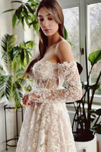 Vestido de novia elegante de corte A largo con hombros descubiertos, encaje y cuentas, y mangas largas