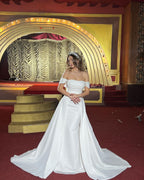 فستان زفاف أنيق طويل بقصة على شكل حرف A بدون أكمام وكشف الكتفين مع ذيل قابل للفصل