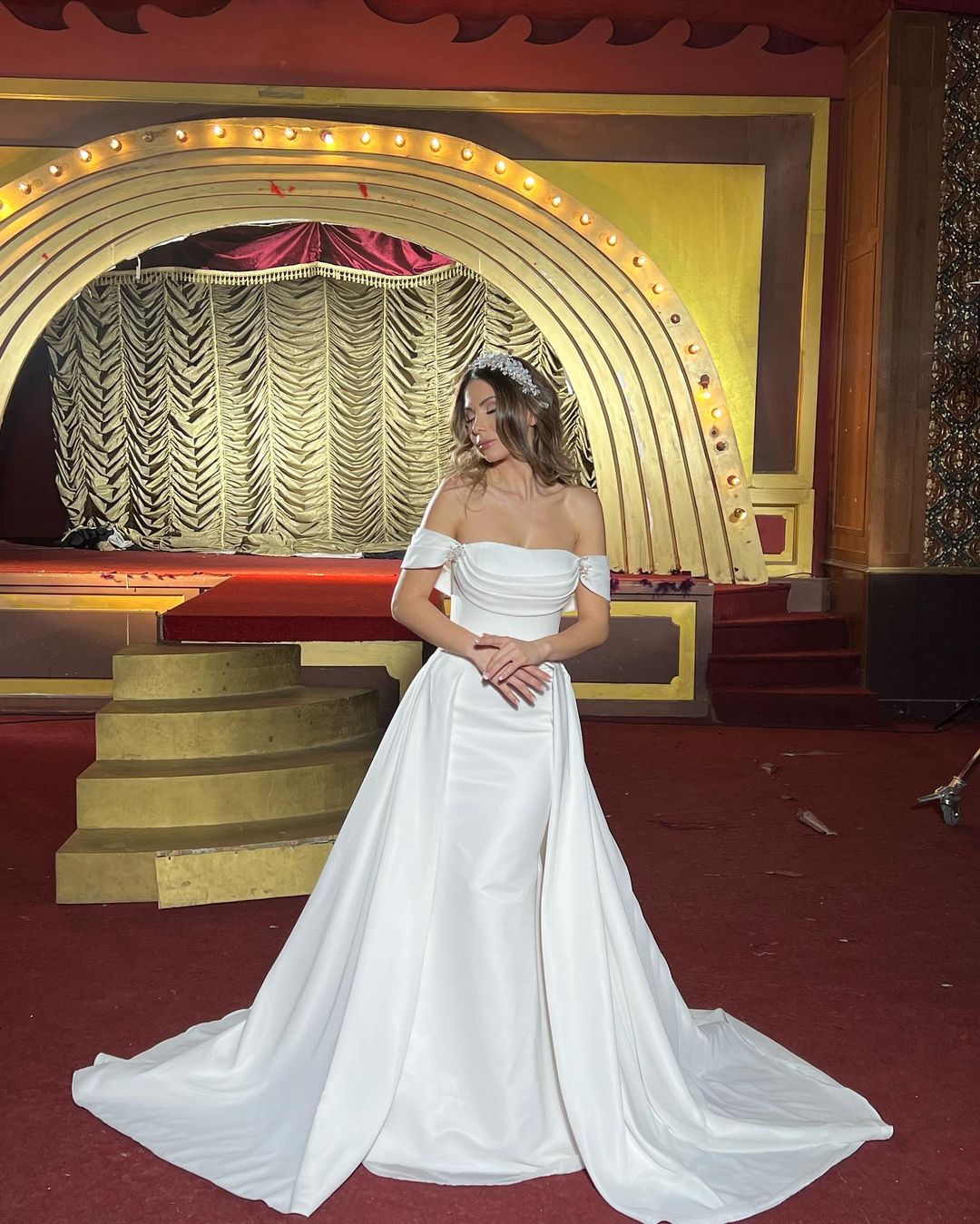 Vestido de novia elegante, largo, sin mangas, con hombros descubiertos y cola desmontable