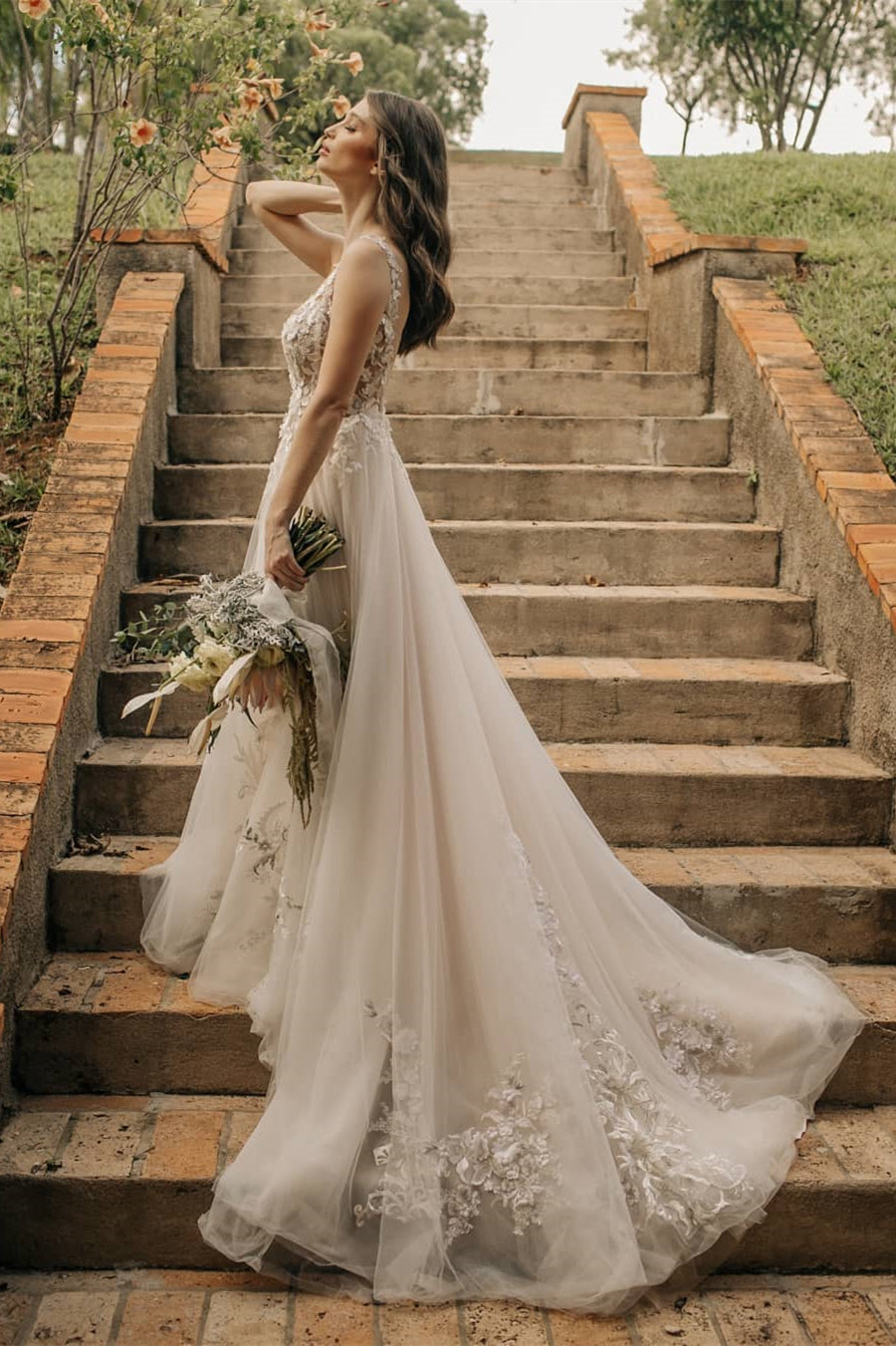 Vestido de novia elegante largo de corte A sin mangas con flores y espalda descubierta con encaje