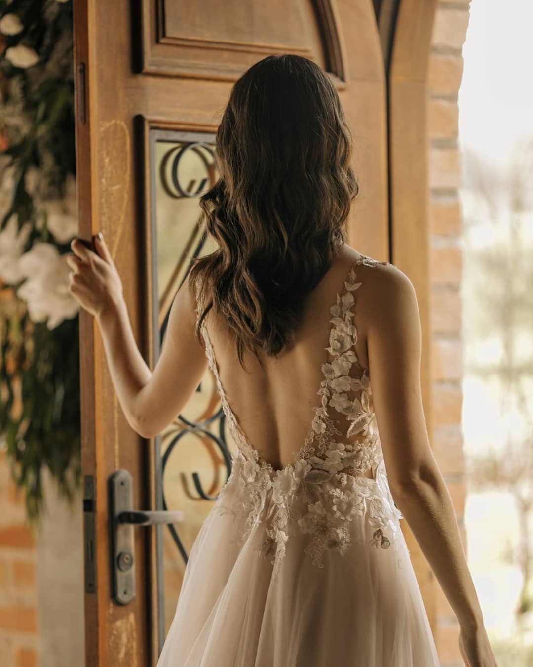 Vestido de novia elegante largo de corte A sin mangas con flores y espalda descubierta con encaje