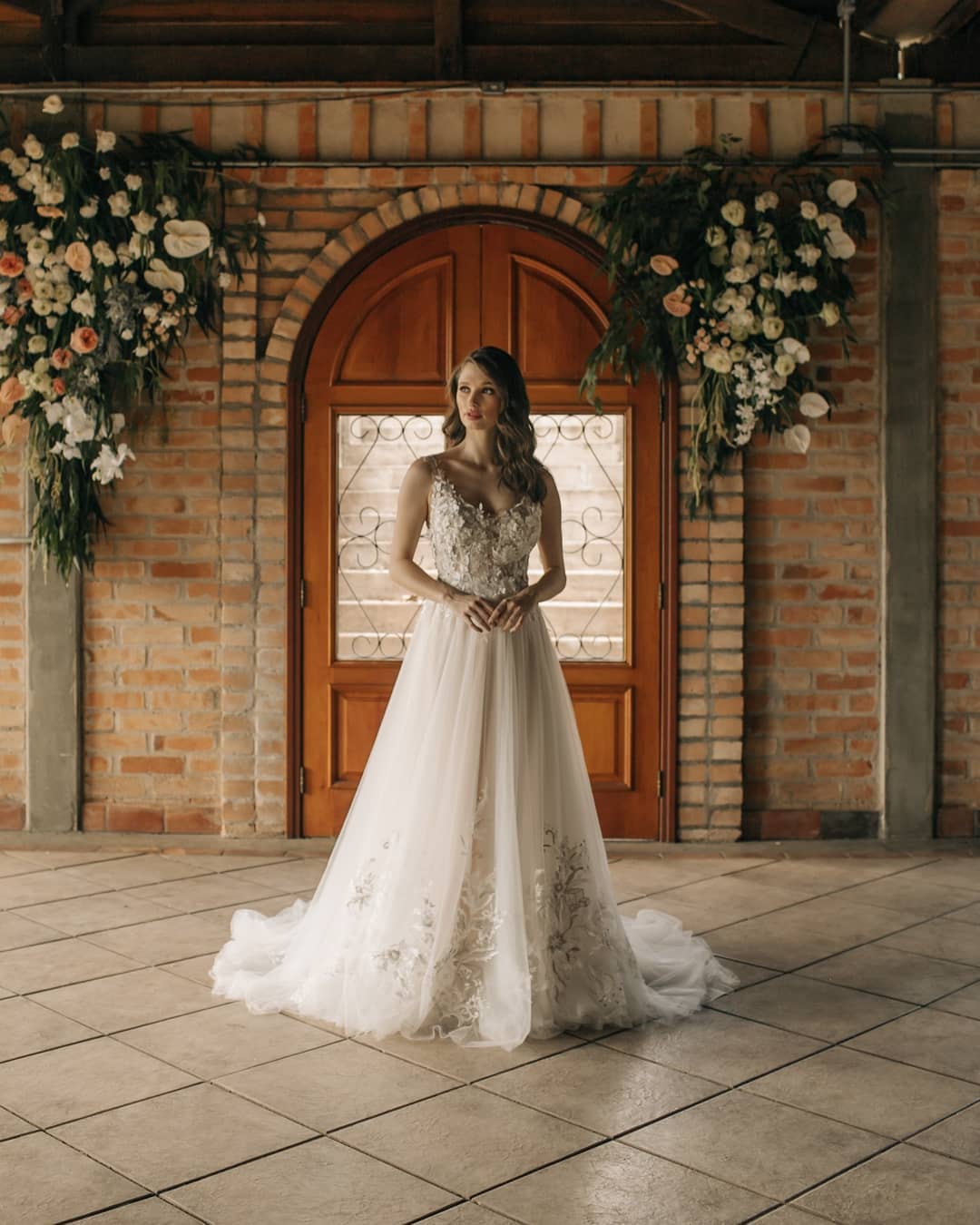 Vestido de novia elegante largo de corte A sin mangas con flores y espalda descubierta con encaje